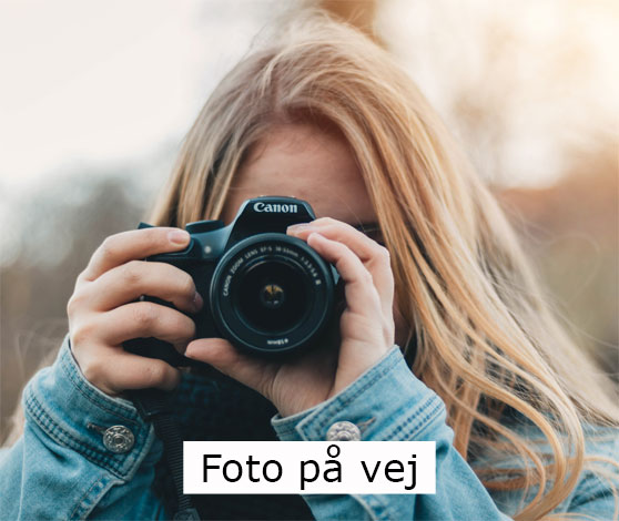En kvinde med langt lyst hår tager billeder med et Canon-kamera.
Under billedet står teksten Foto på vej.